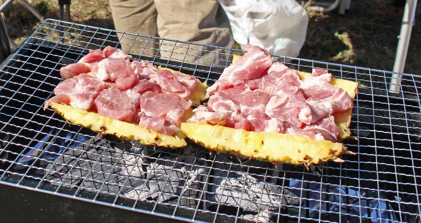 パイナップルの上で焼く豚肉　パイナップルポーク【アウトドアレシピ】