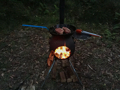 【暖も取れるし調理もできる！】冬のキャンプはオージー産薪ストーブがおススメ！