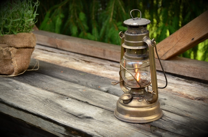 kerosene-lamp-1453994_1280-1-