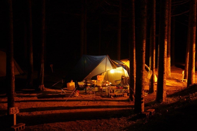 【キャンプの夜を明るく照らす】「ルーメン」の解説とおすすめのジェントスヘッドランプ5選