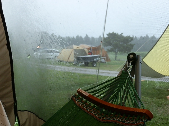 【雨対策の必需品】キャンプ中に突然の雨！便利なアイテム3選！