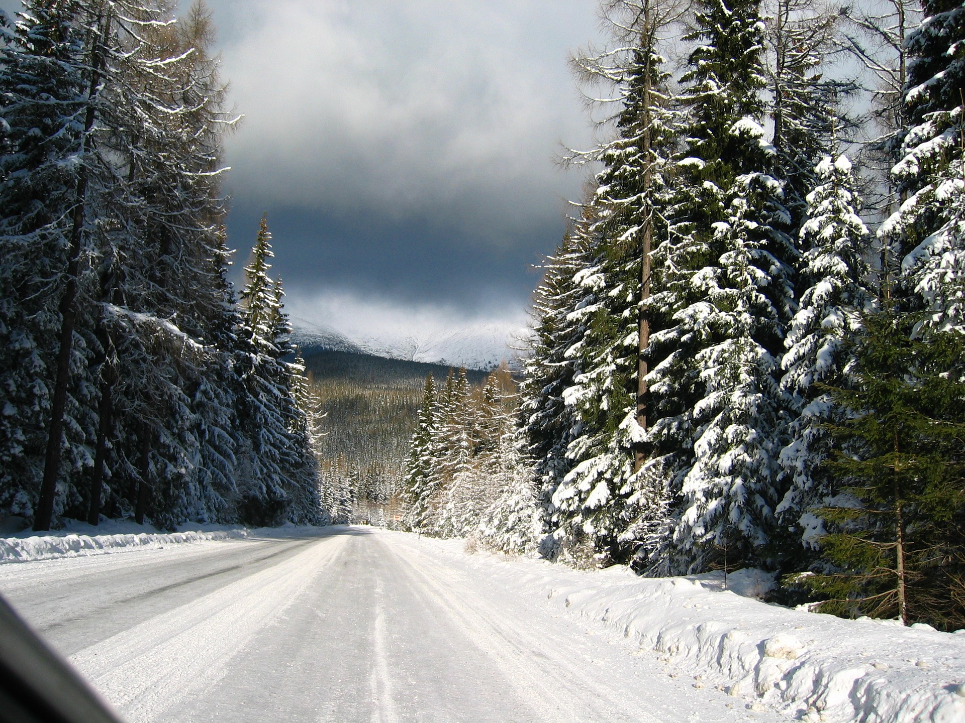 雪中キャンプへ行くときの運転で気をつけることは？雪道運転のコツなどをご紹介！