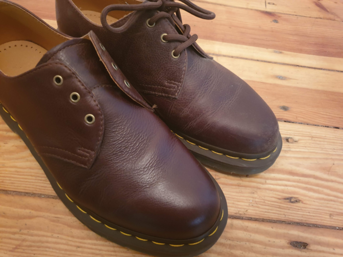 保湿する前と後の革靴の比較